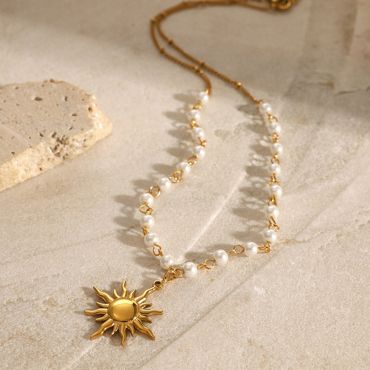 Collier pendentif Soleil avec Perles – Acier inoxydable 18K