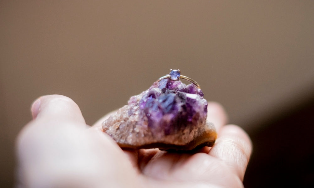 Tanzanite : bienfaits, propriétés et signification de la pierre