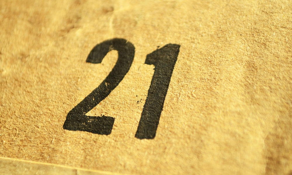 chiffre 21 imprimé sur papier craft doré symbolisant l'heure miroir 21h21 et l'amour