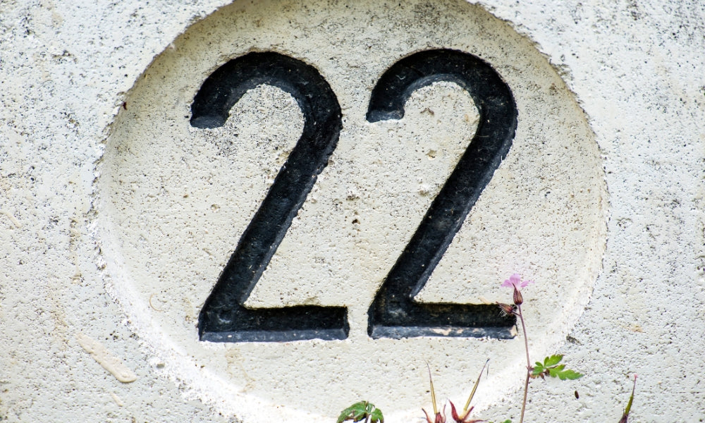 chiffre 22 gravé dans la pierre symbolisant l'heure miroir 22h22