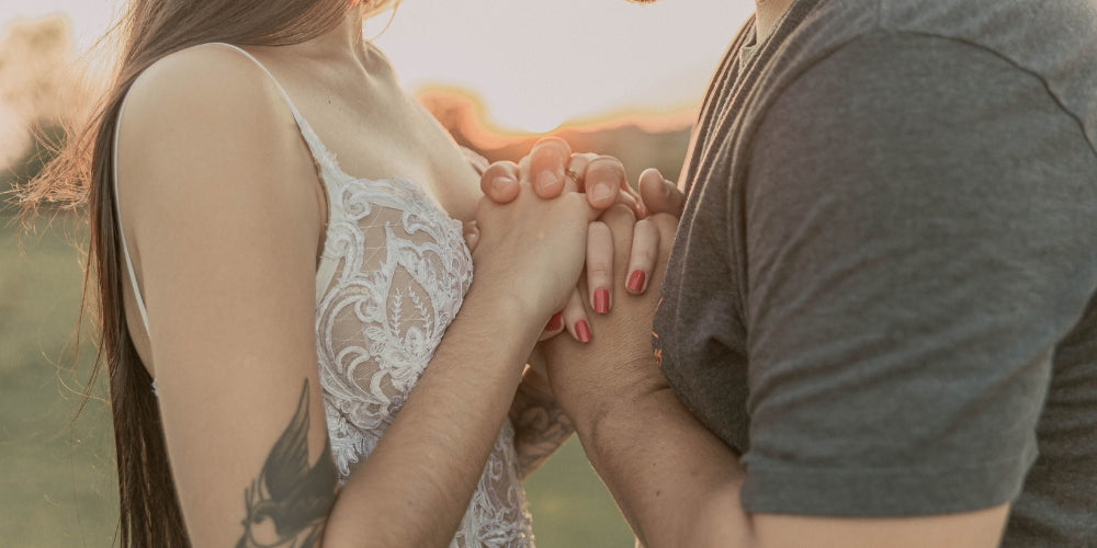 couple se tenant les mains au coucher du soleil symbolisant les messages d'amour des heures miroir