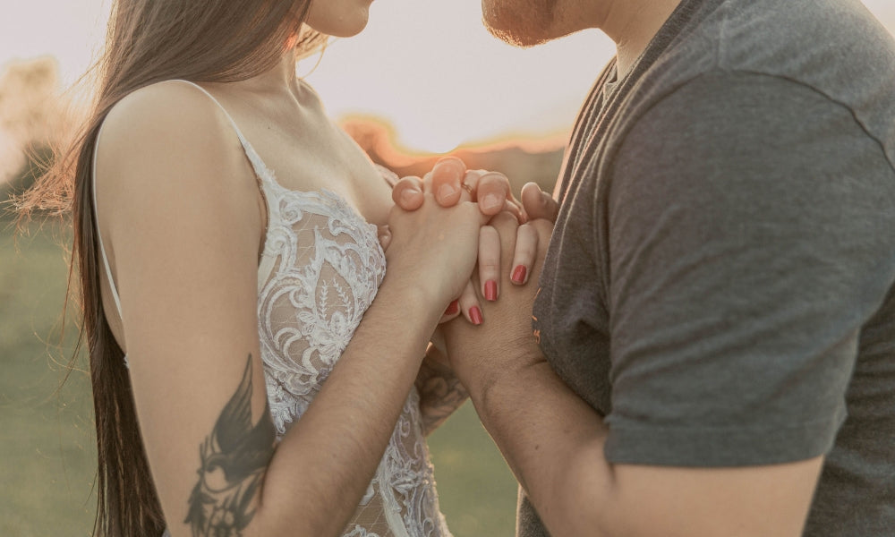 couple se tenant les mains au coucher du soleil symbolisant les messages d'amour des heures miroir