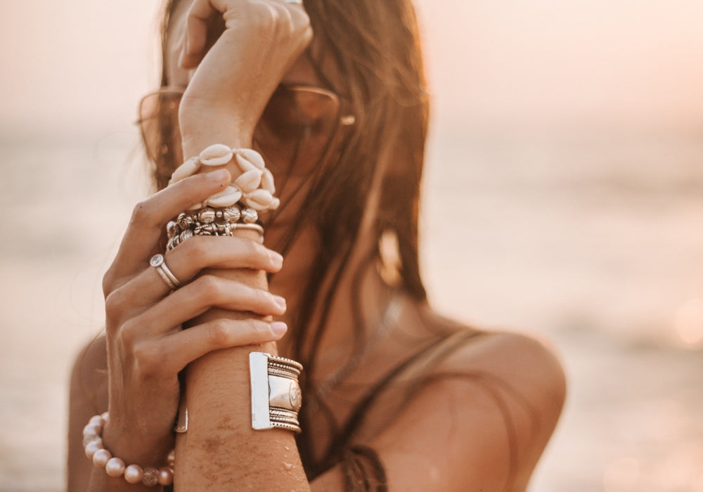 Les principaux types de bracelets pour femme : jonc, manchette, gourmette