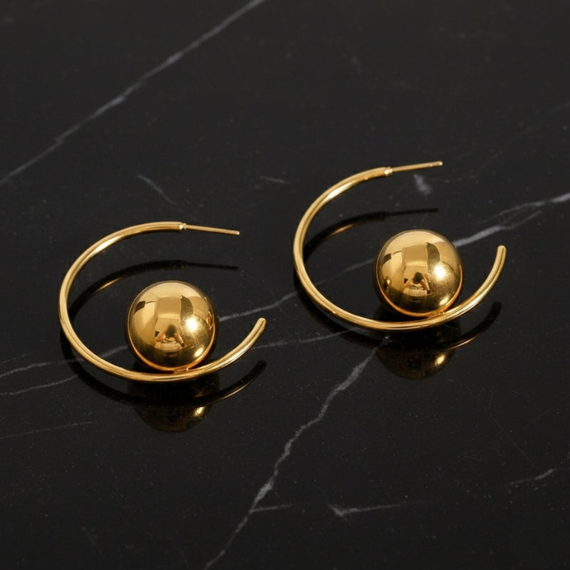 Boucles d'oreilles créoles tendance avec perle dorée