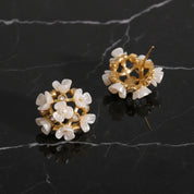 Boucles d’oreilles fleur blanche – Acier inoxydable plaqué or 18 carats