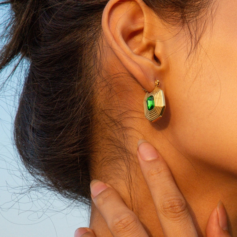 Petites boucles d’oreilles pyramides dorées en acier inoxydable