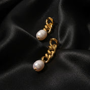 Boucles d’oreilles perle nacrée synthétique – Chaînes dorées et style irrégulier