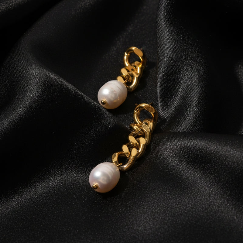 Boucles d’oreilles perle nacrée synthétique – Chaînes dorées et style irrégulier