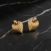 boucle d'oreille en forme de coeur, Boucles d’oreilles cœur doré 18K à texture tridimensionnelle fabriquées à la main