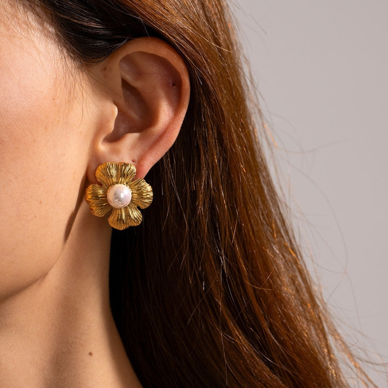 Boucles d’oreilles perle fleur – Dorées en forme de pétale