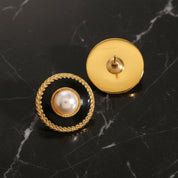 Boucles d’oreilles perle noire – Clous dorés avec finition texturée