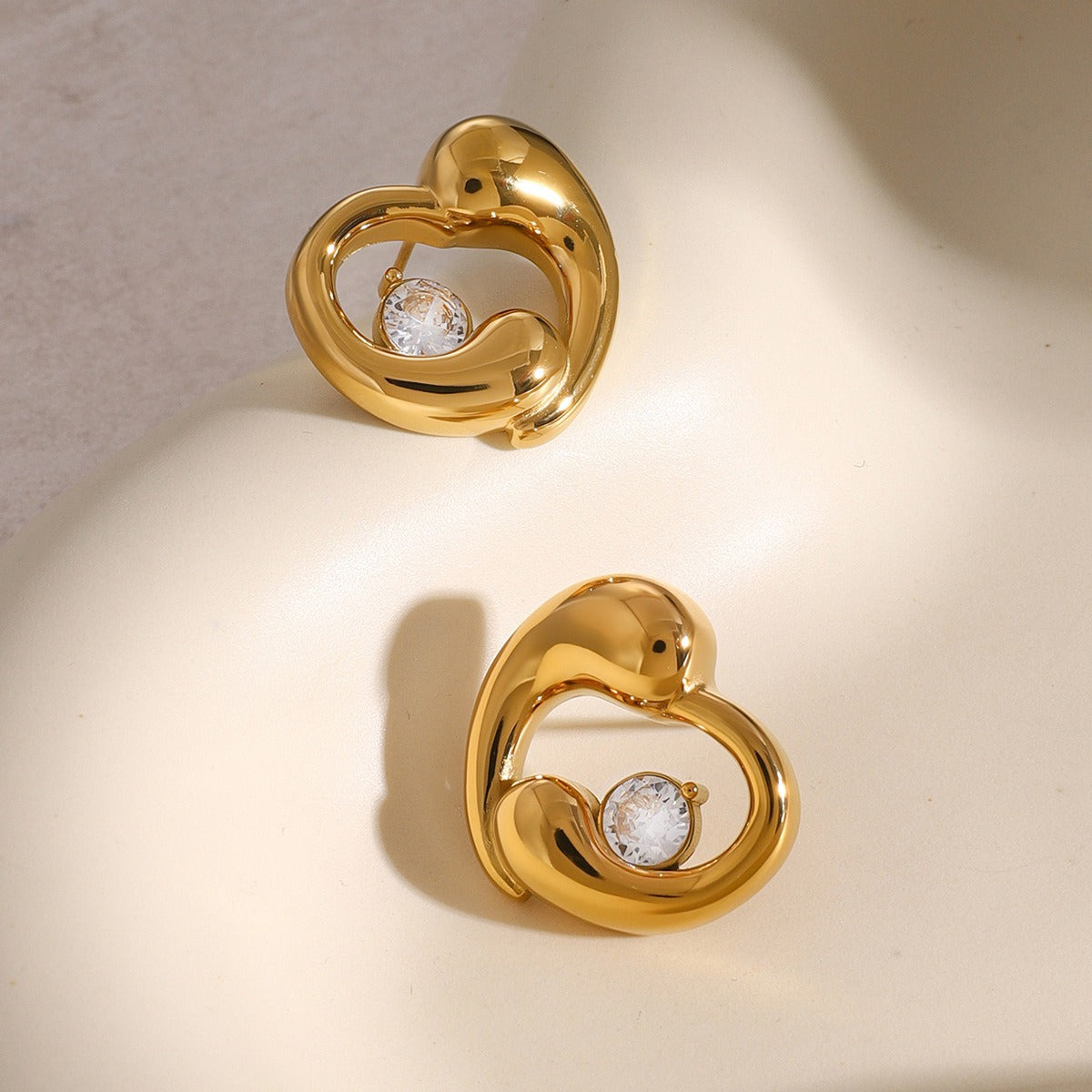 Boucles d’oreilles cœur moderne en acier inoxydable doré 18K avec incrustations de pierres