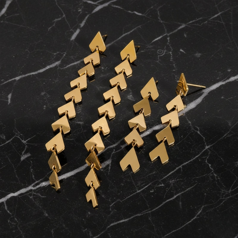 Boucles d’oreilles cœur géométrique dorées 18K avec pampilles en épi de blé