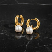 Boucles d’oreilles perle baroque – Anneaux dorés avec perles pendantes