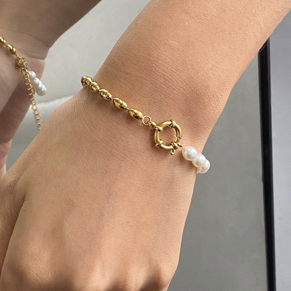 Bracelet perle blanche – Acier inoxydable et chaîne dorée