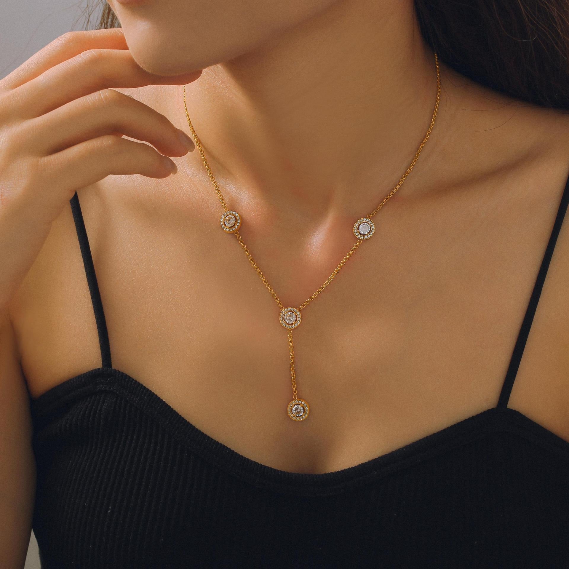 Collier doré avec pierres en forme de cravate – Acier inoxydable doré 18K