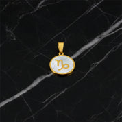 Signe astrologique avec un pendentif constellation personnalisé effet nacre blanche