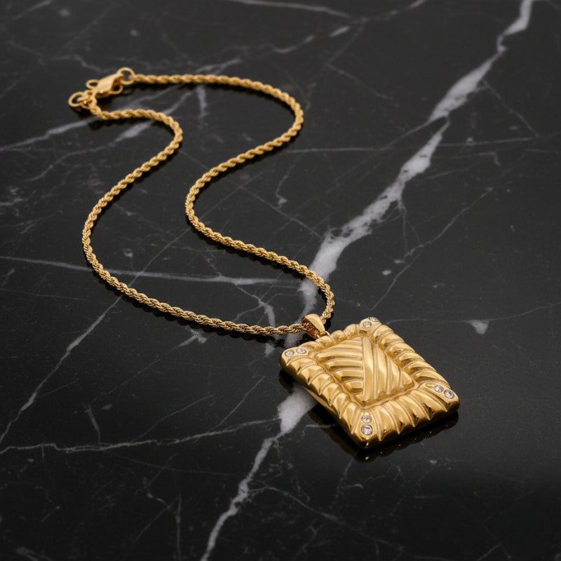 Collier pendentif carré doré – Acier inoxydable avec placage 18K, design fin et géométrique, bijoux cleor​