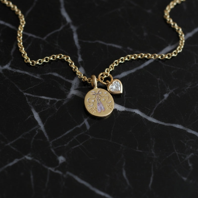 Collier fantaisie pour fillette – Modèles Cœur, Danseuse ou Nœud