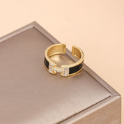 Bague colorée noire ou blanche – Anneau géométrique doré