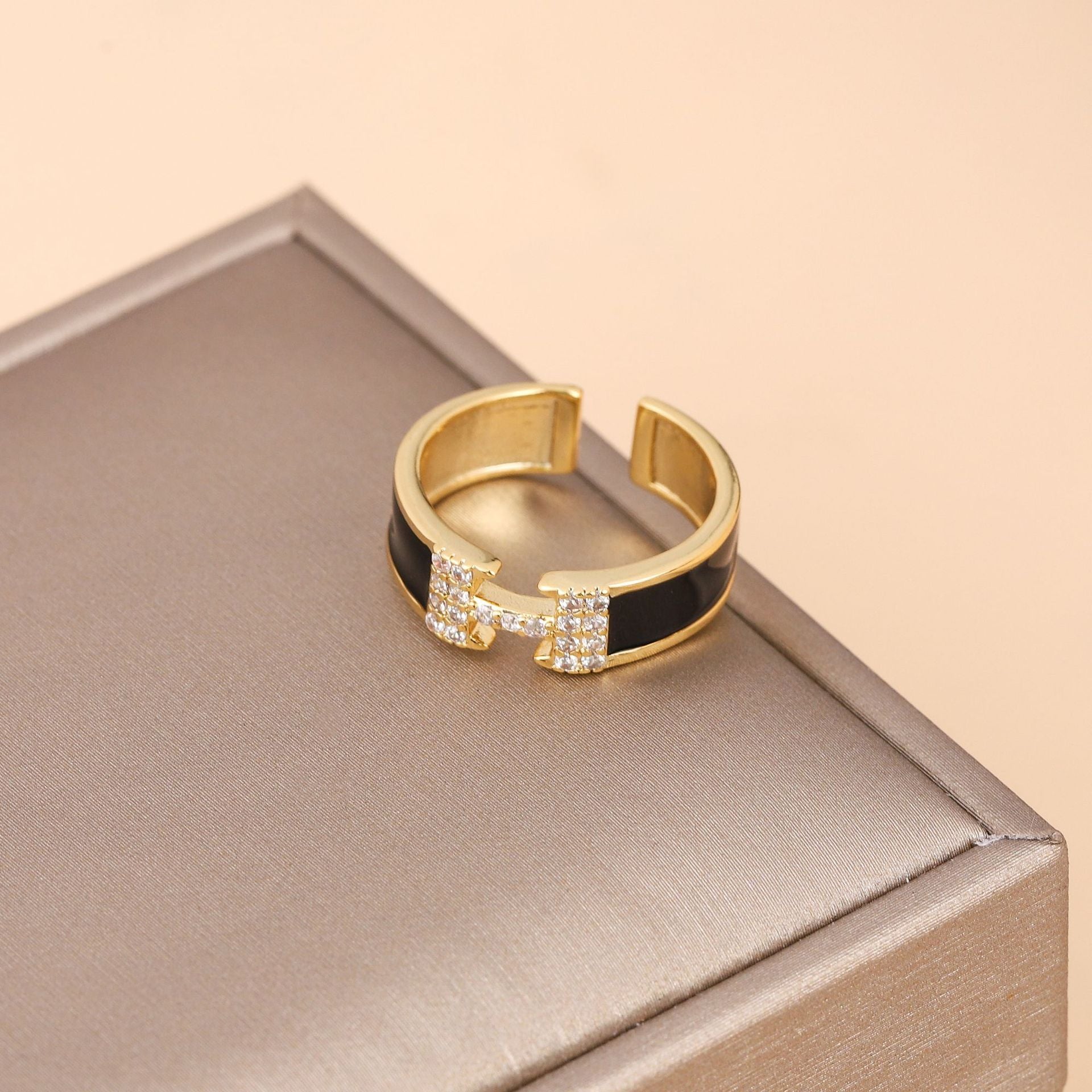 Bague colorée noire ou blanche – Anneau géométrique doré