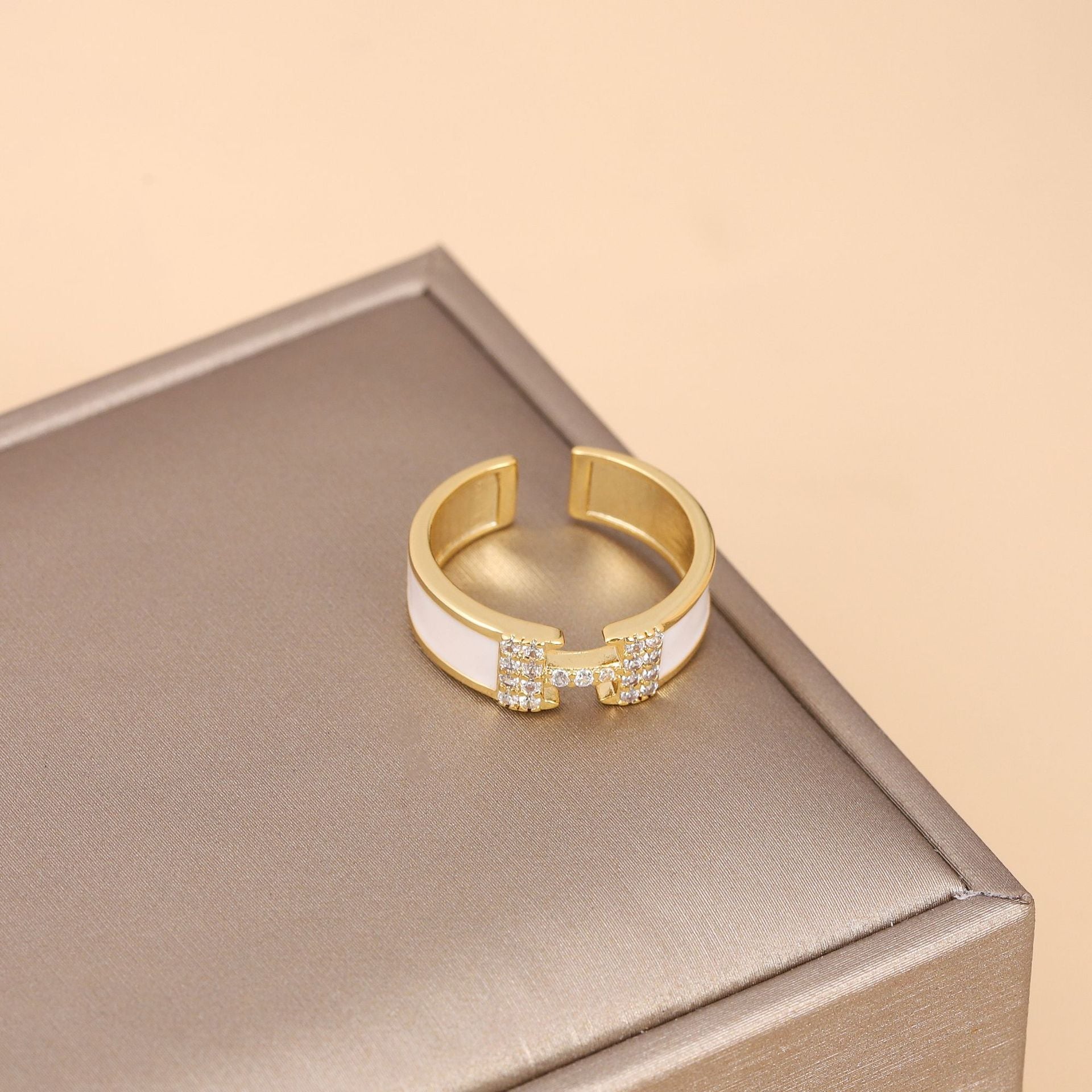 bague avec pierre colorée​