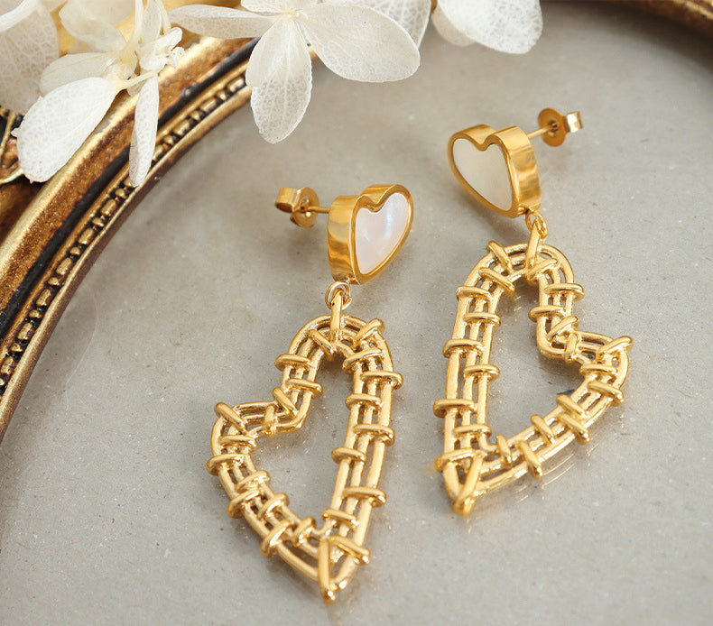 Boucles d’oreilles cœur fantaisie dorées en acier inoxydable et 18K
Boucles d’oreilles cœur dorées 18K avec lignes épurées