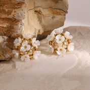 Boucle d'oreille fleur blanche