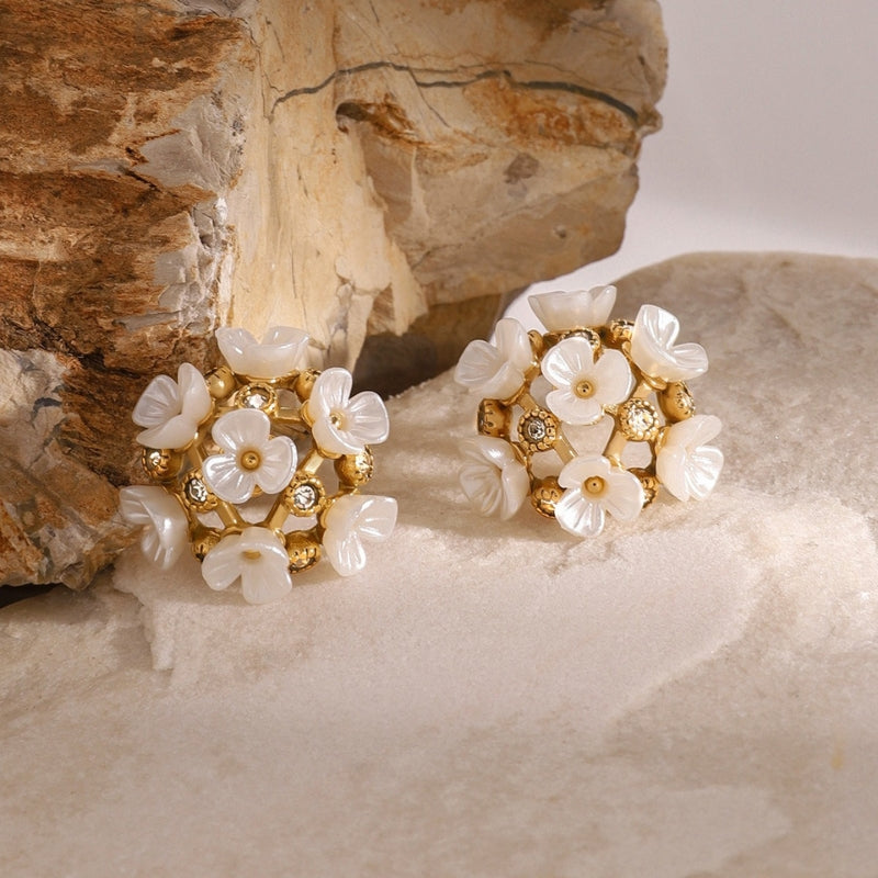 Boucle d'oreille fleur blanche