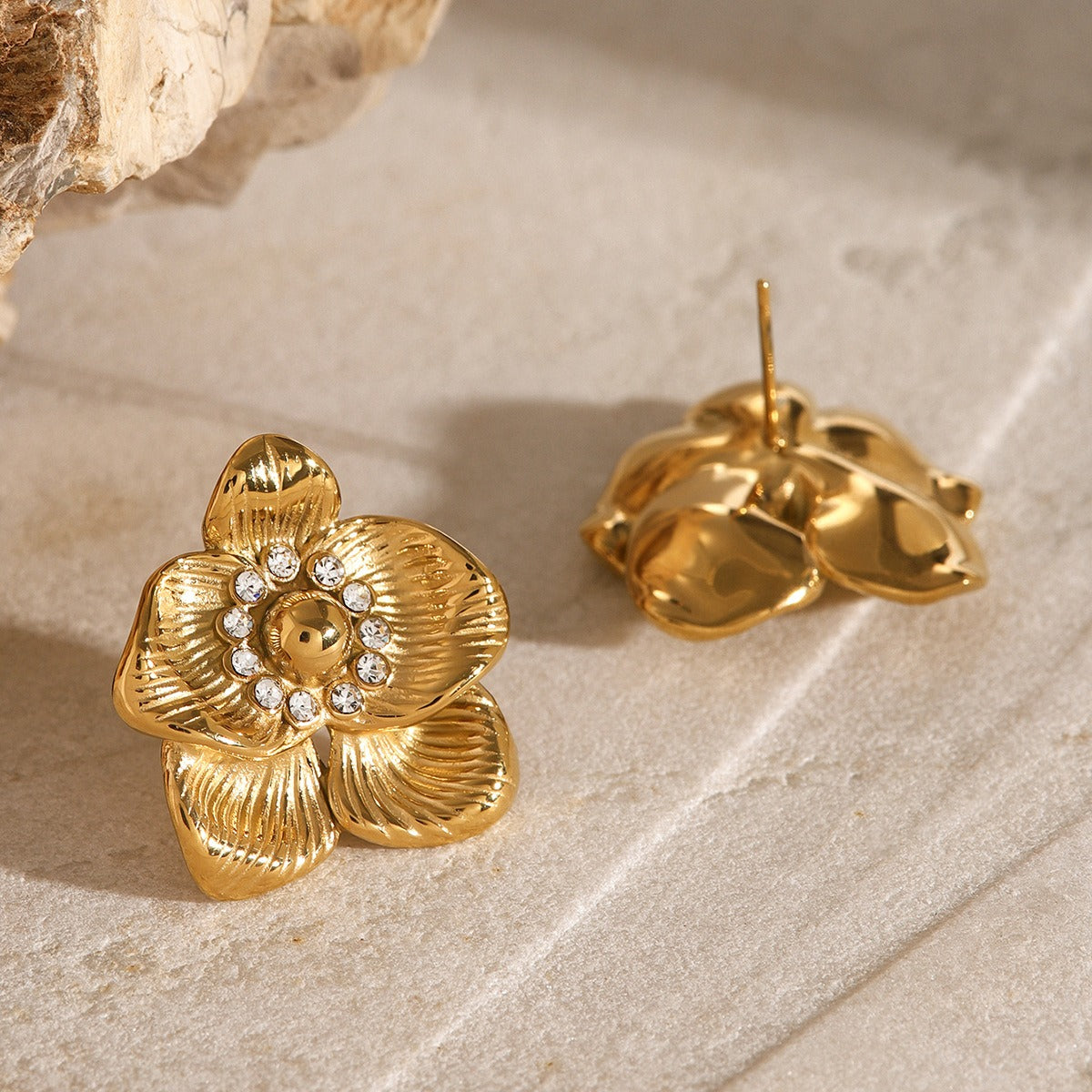 Boucles d’oreilles fleur vintage – Acier inoxydable plaqué or 18 carats