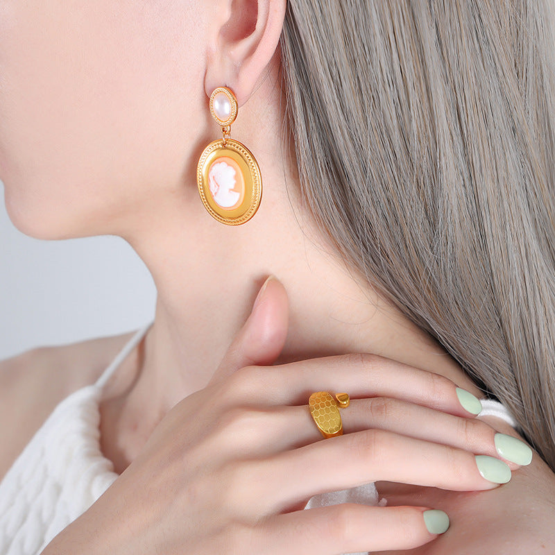 Boucles d’oreilles imitation camées dorées – style vintage en acier inoxydable