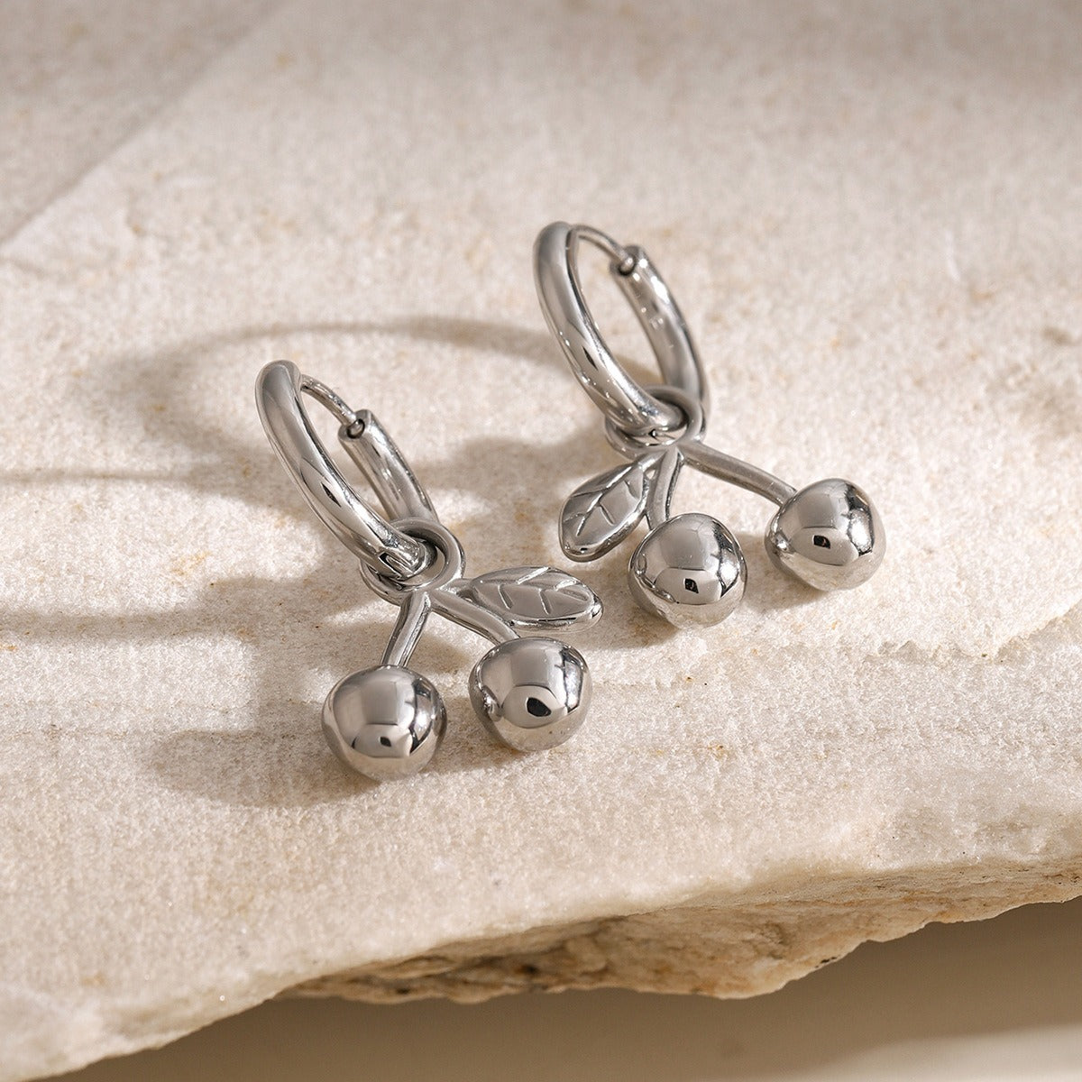 Boucles d’oreilles cerise – Design original en acier inoxydable doré ou argenté