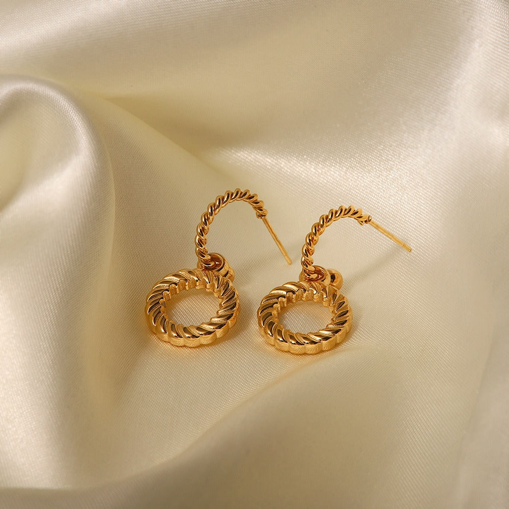 Boucles d’oreilles crochets – Design torsadé moderne 18K