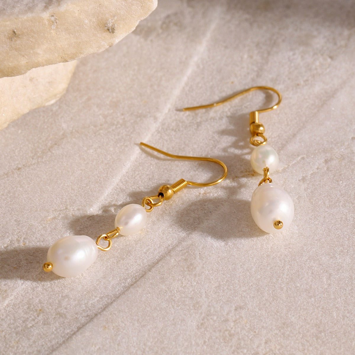 Boucles d’oreilles perle blanche pendante – Élégance et douceur au quotidien