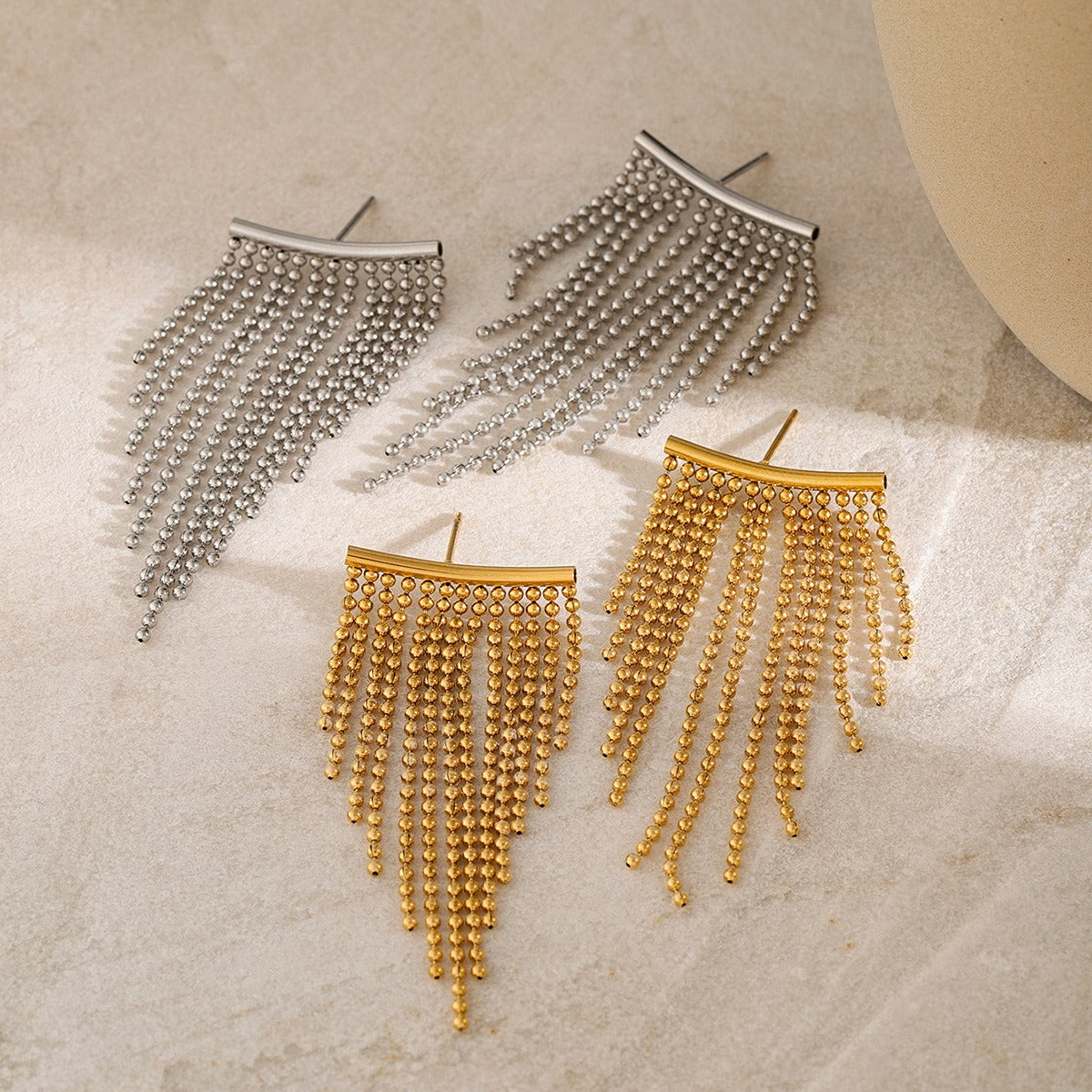 Boucles d’oreilles triangle pendantes – Style graphique et chaîne légère