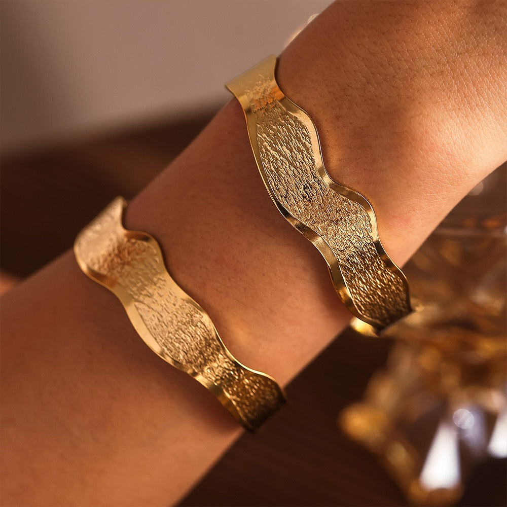 Bracelet jonc large en acier inoxydable – Modèle ondulé