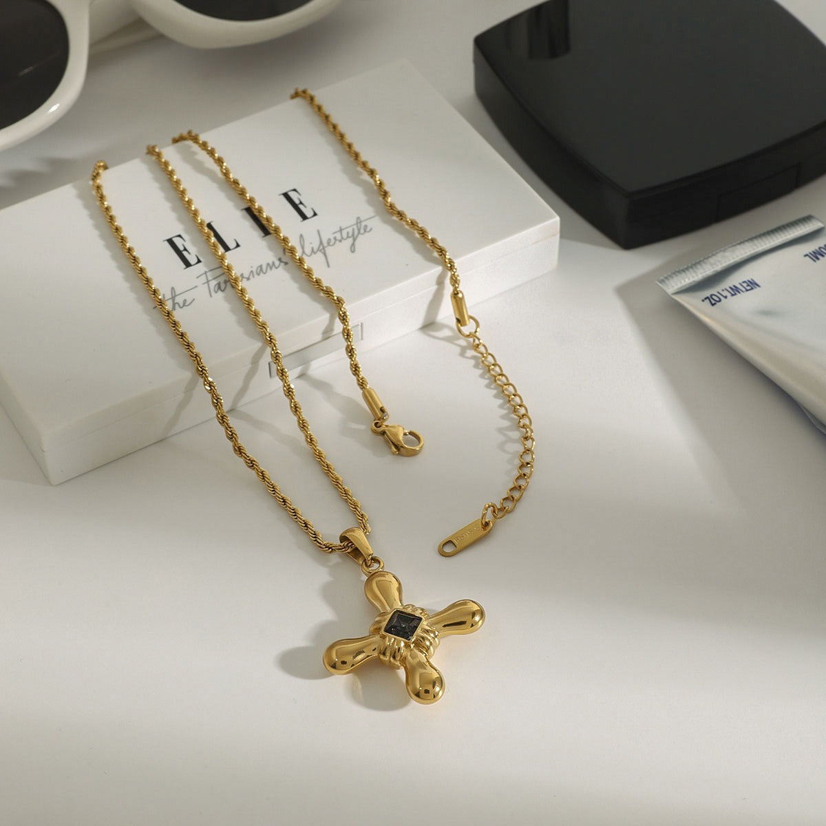 Collier croix pierre noire – Acier inoxydable doré 18K