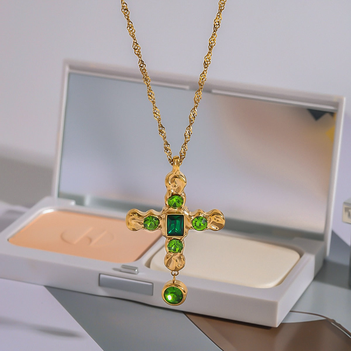 collier avec croix verte