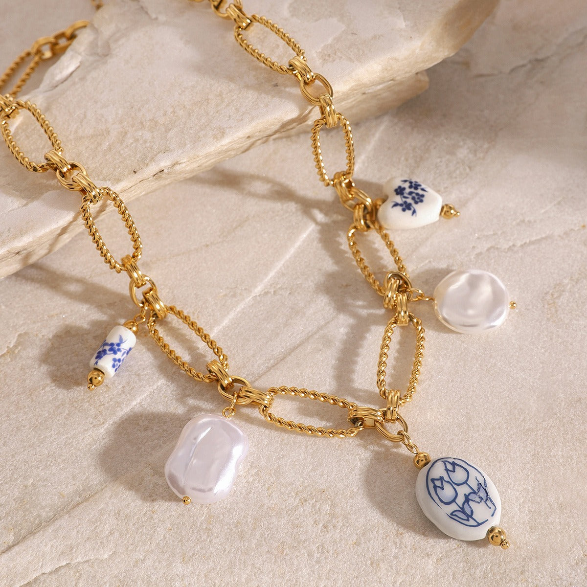 Collier en perles blanches