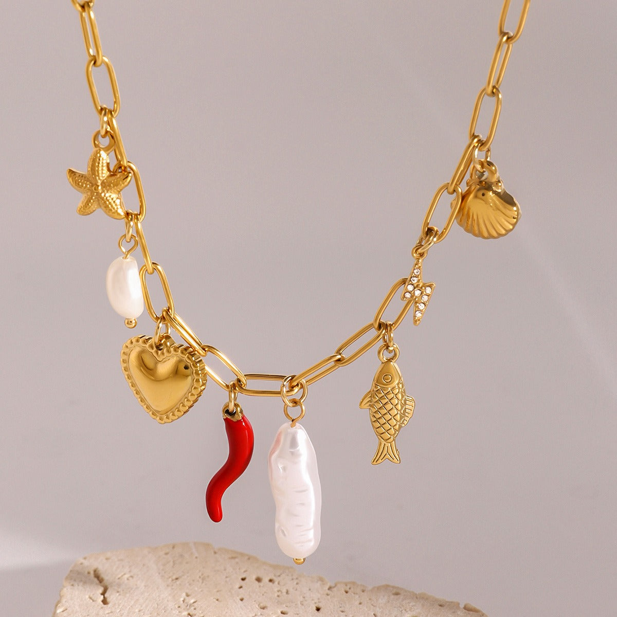 Collier fantaisie doré charms multicolores et perles