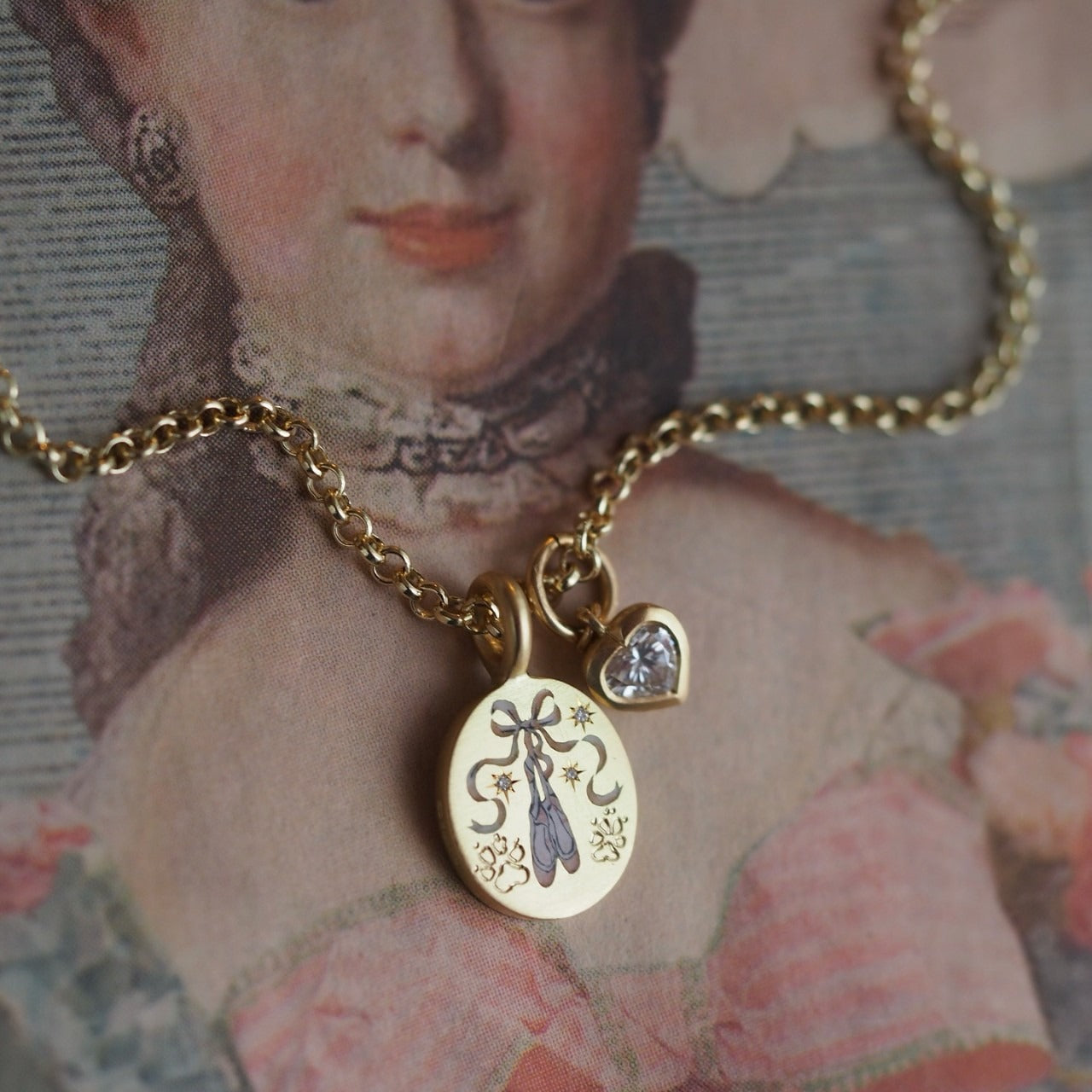 Collier fantaisie pour fillette – Modèles Cœur, Danseuse ou Nœud
