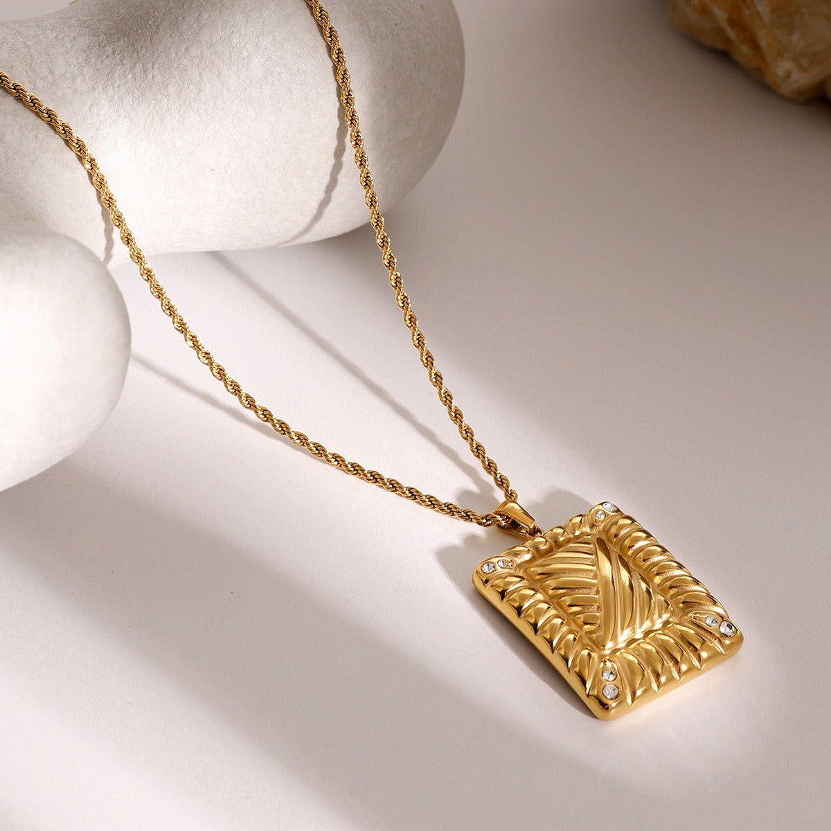 Collier pendentif carré doré – Acier inoxydable avec placage 18K, design fin et géométrique