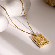 Collier pendentif carré doré – Acier inoxydable avec placage 18K, design fin et géométrique