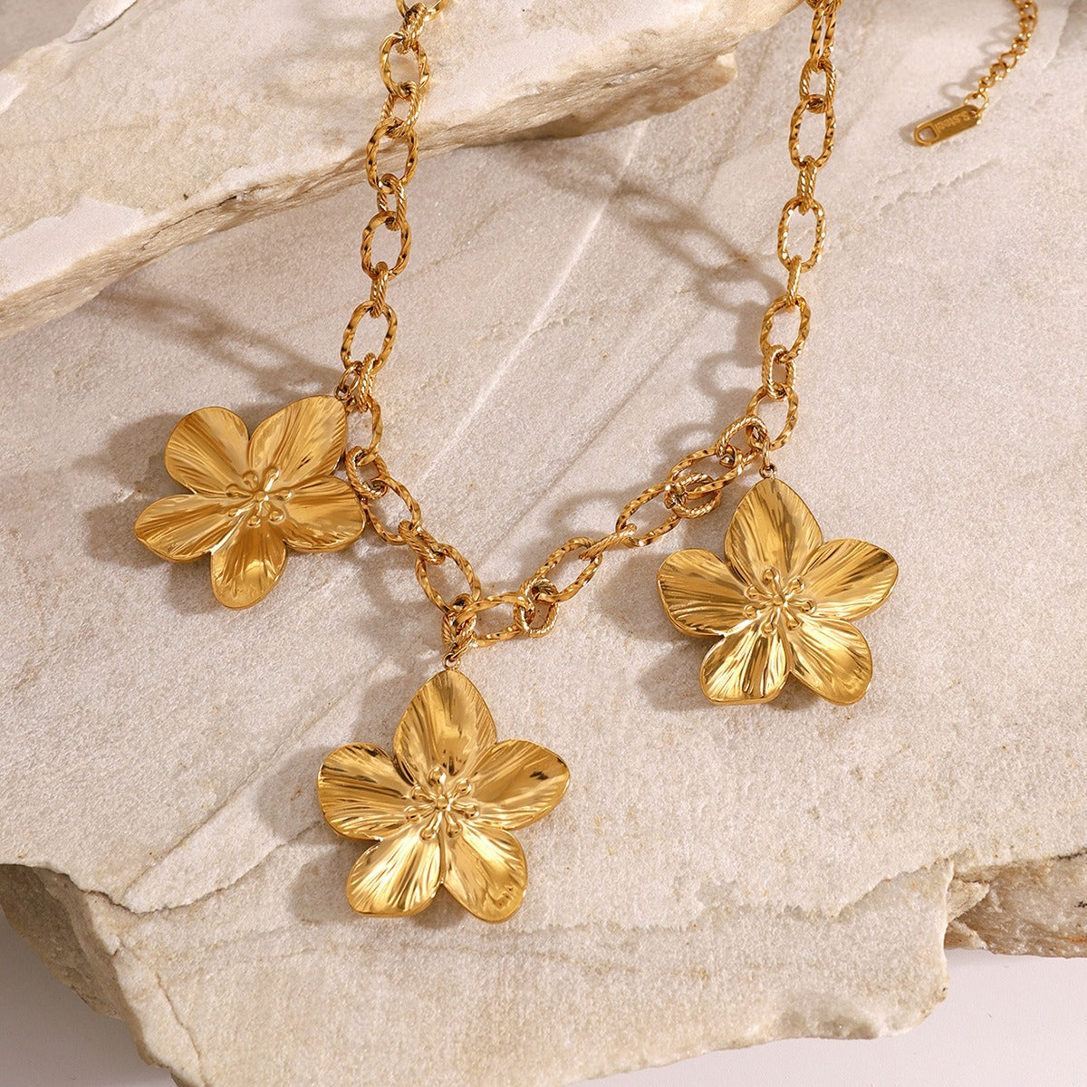 Collier fleur en acier inoxydable et or 18 K PVL