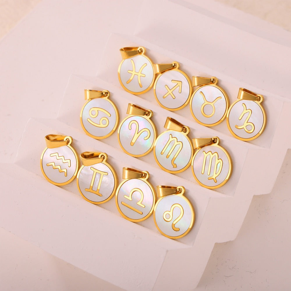 Signe astrologique avec un pendentif constellation personnalisé effet nacre blanche