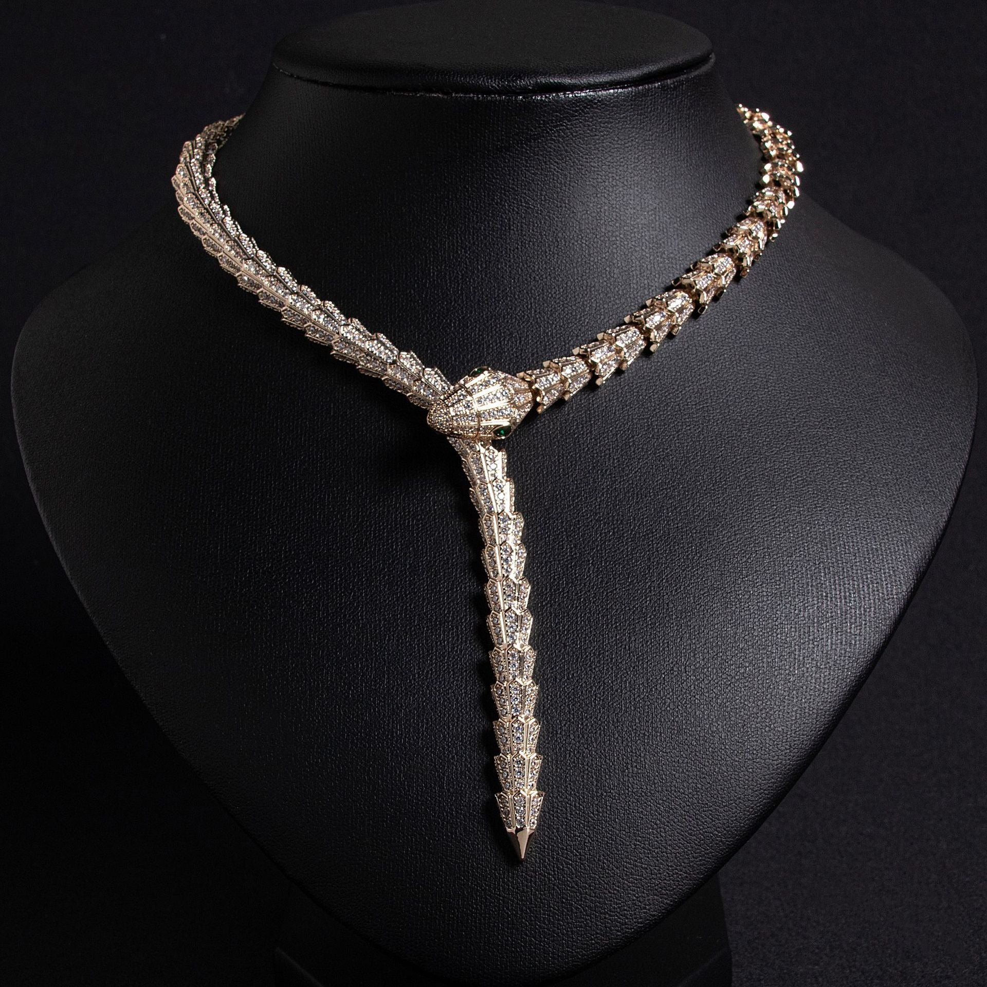 Gros collier fantaisie serpent – Acier inoxydable doré avec strass