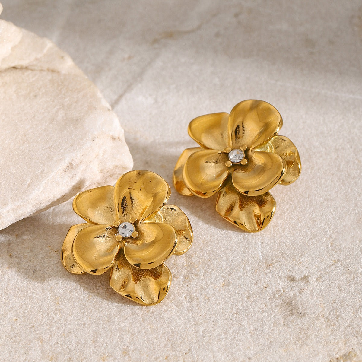 Grosse boucle d'oreille fleur