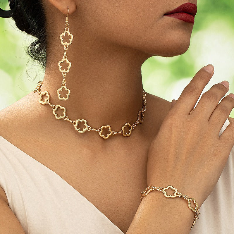 Parure fleurs ajourées dorées – Collier, boucles d’oreilles et bracelet acier inoxydable