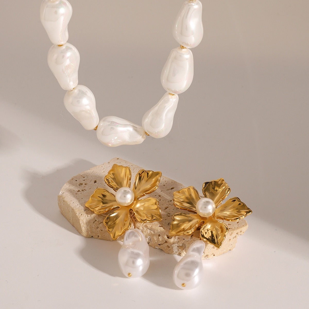 Parure perles blanches dorées avec collier et boucles d’oreilles femme