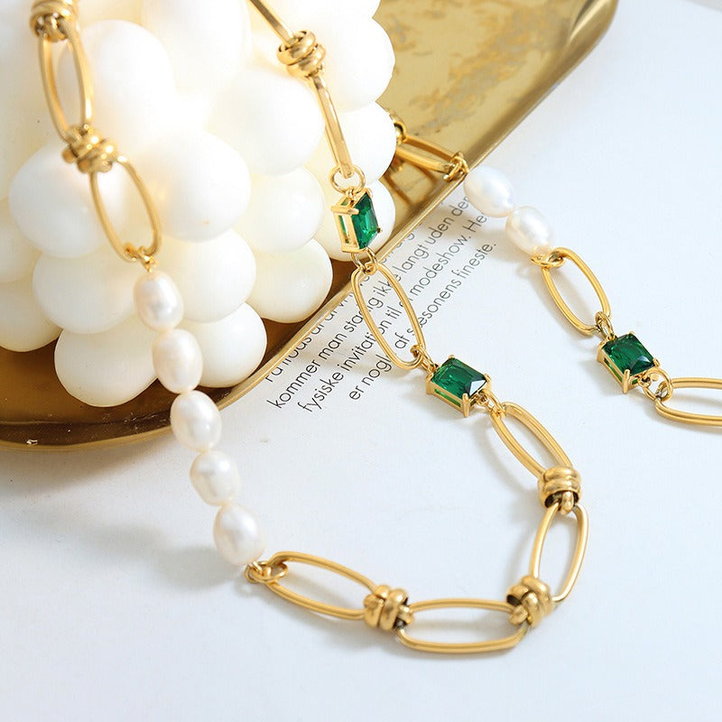 Parure perles blanches et pierres vertes